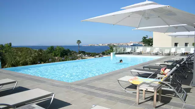 Escapada de sol con piscina, frente al mar, en Ajaccio