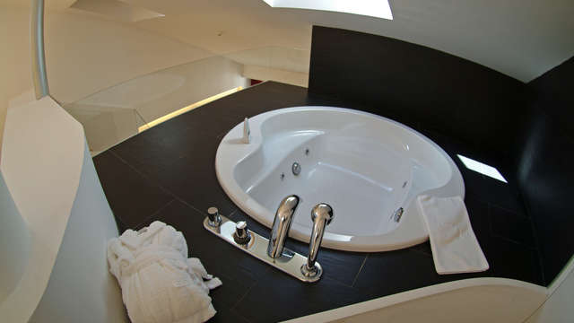 acceso al jacuzzi privado