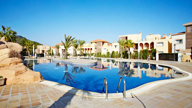 Escapada familiar en apartamento de dos habitaciones en un resort exclusivo con piscina y animación