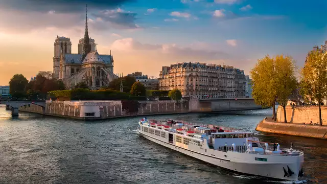 Balade en bateau sous les lumières de Paris