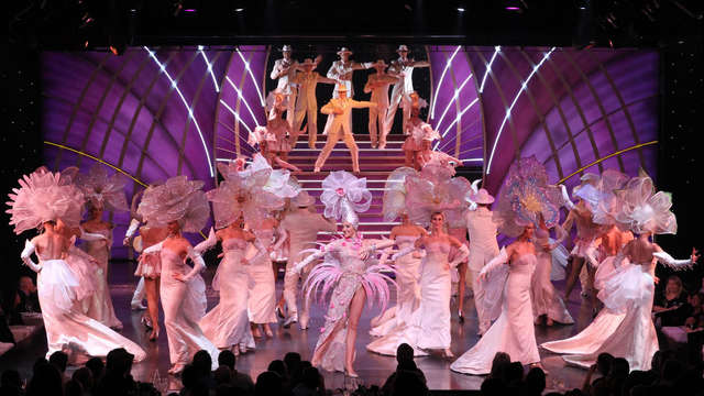 Magia y lujo con una velada en el cabaret Lido y estancia 4* en París