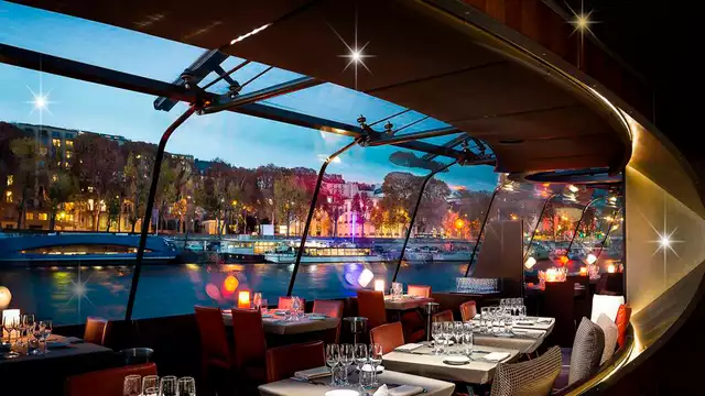 Dîner raffiné et soirée sur Seine pour le Nouvel An 2027 à Paris