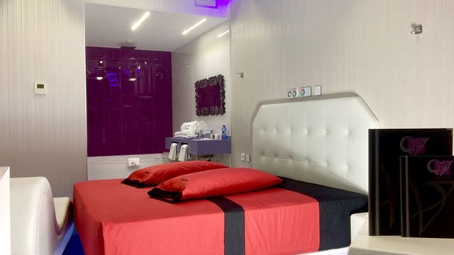 Fantasía y discreción en pareja con jacuzzi en la habitación y detalles románticos