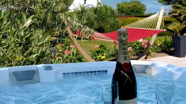 Estancia 100% local, champán y jacuzzi en la bahía de Locquirec