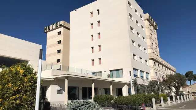 Offre exclusive : Escapade à Ávila avec dîner romantique et parking
